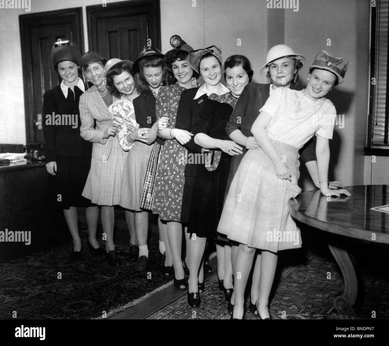 Porträt einer Gruppe von jungen Frauen, die Modellierung Sicherheit Hüte Stockfoto