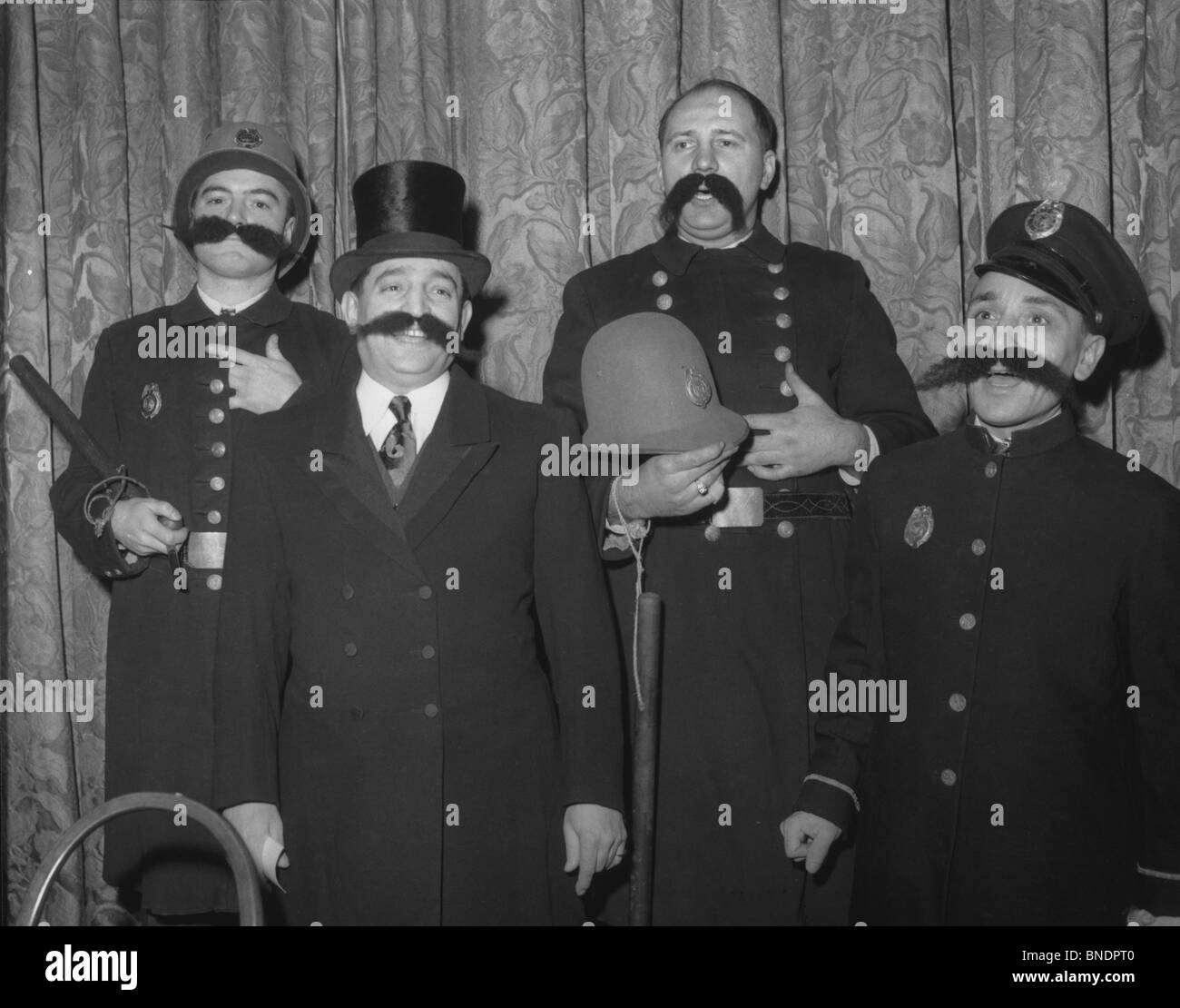 Vier reife Männer ein Lied singen, Barbershop-Quartett, 1945 Stockfoto