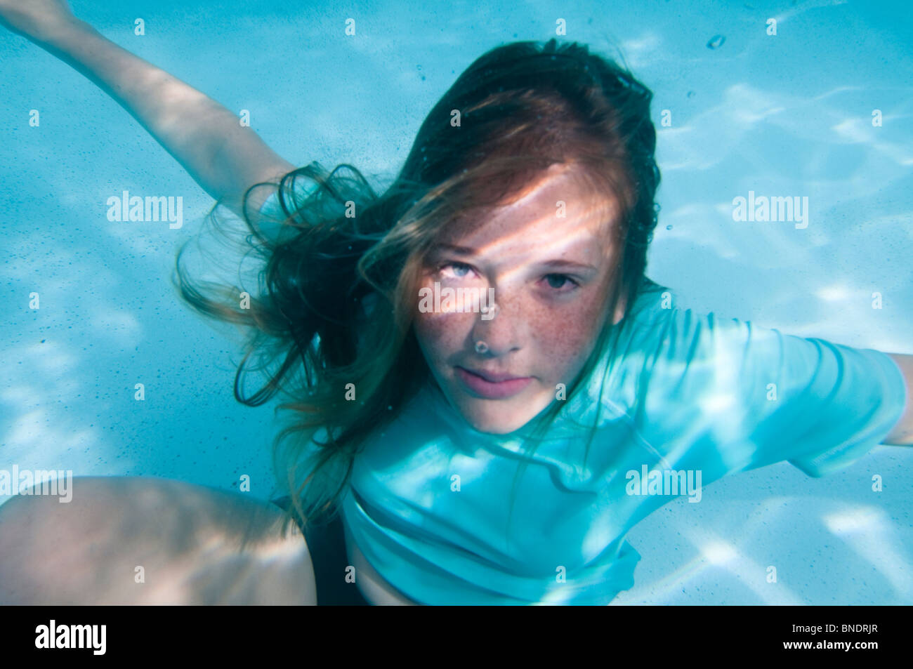 Mädchen halten Atemzug unter Wasser Stockfoto