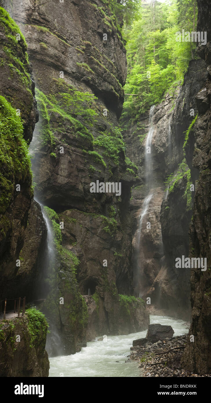 Panoramablick auf die schöne Misty Soft Focus Wasserfälle, schnell fließenden Fluss Partnachklamm Schlucht Garmisch-Partenkirchen Bayern Deutschland Sommer Attraktion Stockfoto