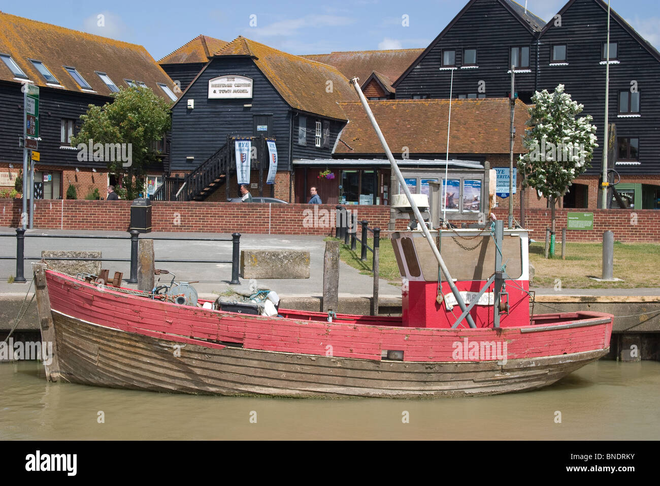Fäulnis verfallene Angeln Boot Flut Parkplatz Stockfoto
