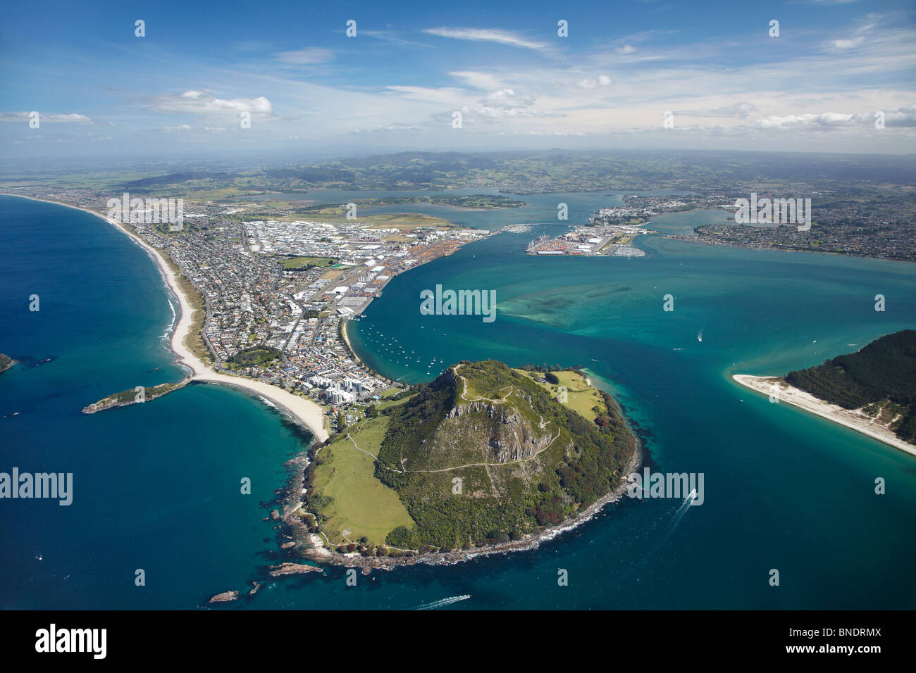 Mount Maunganui und Tauranga Harbour, Bay of Plenty, North Island, Neuseeland - Antenne Stockfoto