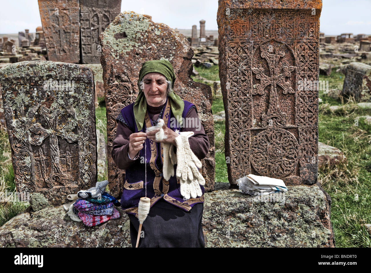 Alte Damen verkaufen wollenen Kleidungsstücke, Noraduz Friedhof, Sevan See, Armenien Stockfoto