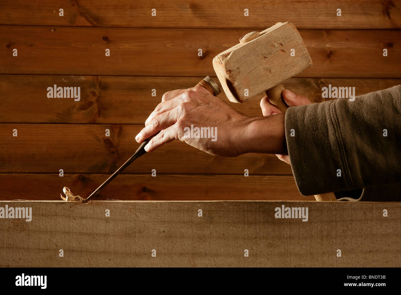 Hohlmeißel Holz Stemmeisen Tischler Werkzeug hammer in der hand Arbeiten aus Holz Hintergrund Stockfoto