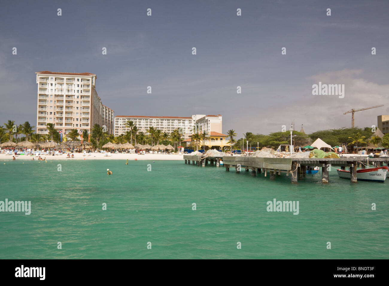 Strand mit Steg und schöne blaue grüne Meer, Aruba, Niederländische Antillen. Stockfoto
