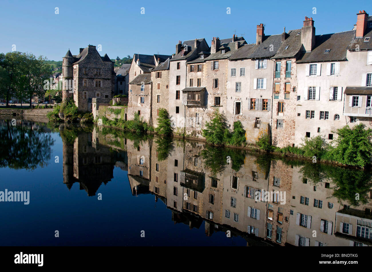 Espalion auf dem Fluss Lot, Aveyron, Midi-Pyrenäen, Frankreich, Europa Stockfoto