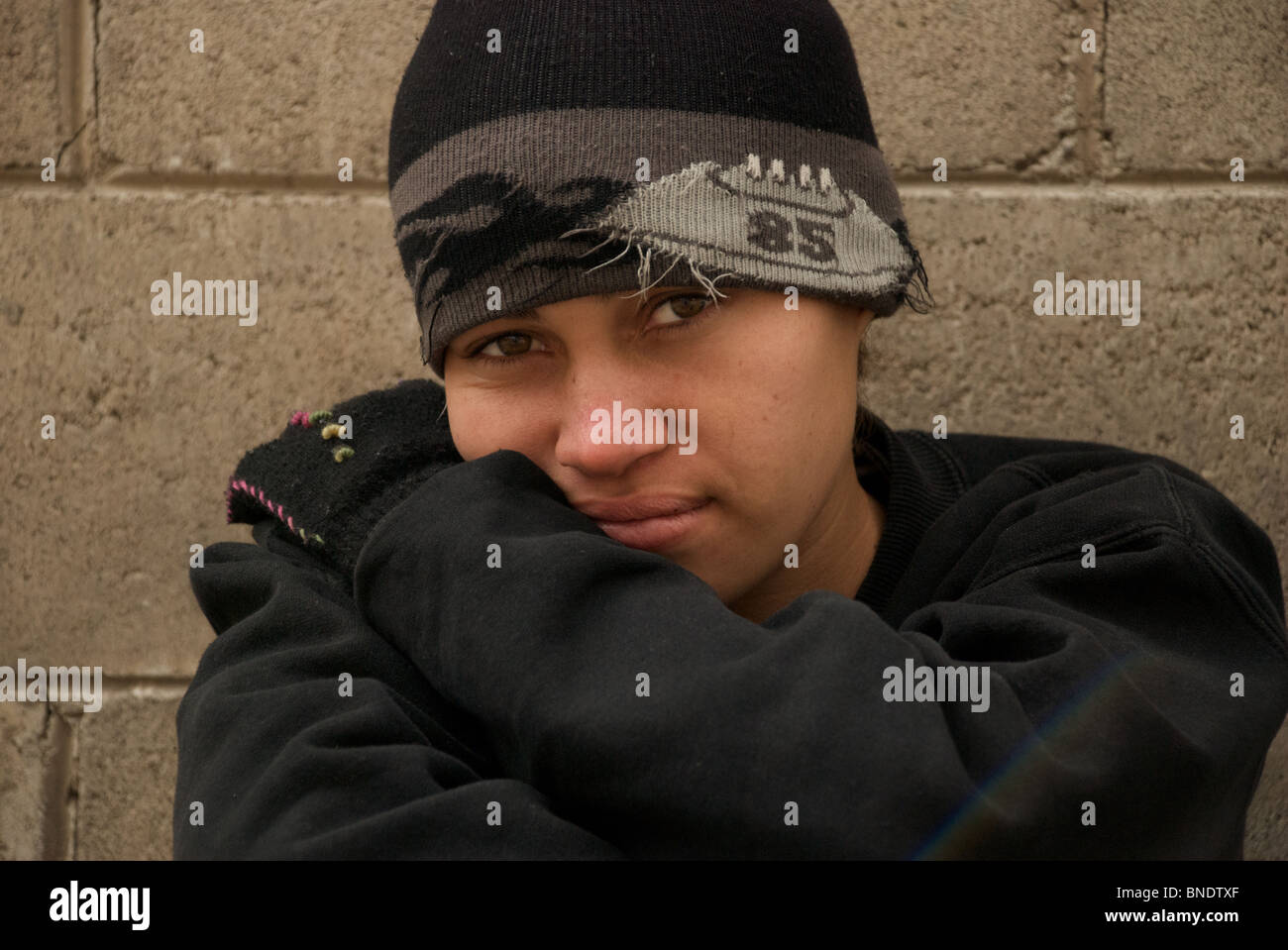 Ein illegaler Einwanderer in Mexiko-Stadt, Wraps bis zu halten warm, wie sie zu blinder Passagier auf einem Güterzug Gewichte gebunden für die USA. Stockfoto