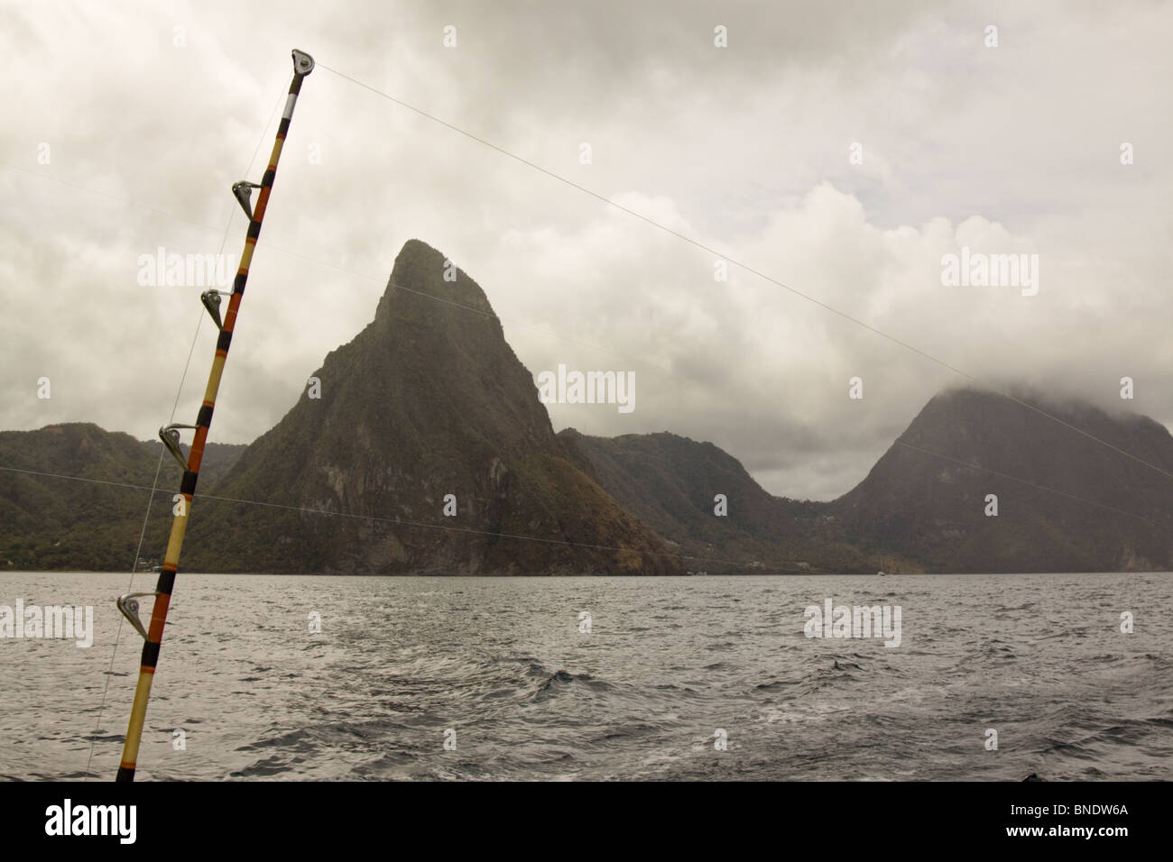 Big Game Fischen mit Petit Pitons im Hintergrund, St. Lucia, Karibik, Caribbean Stockfoto