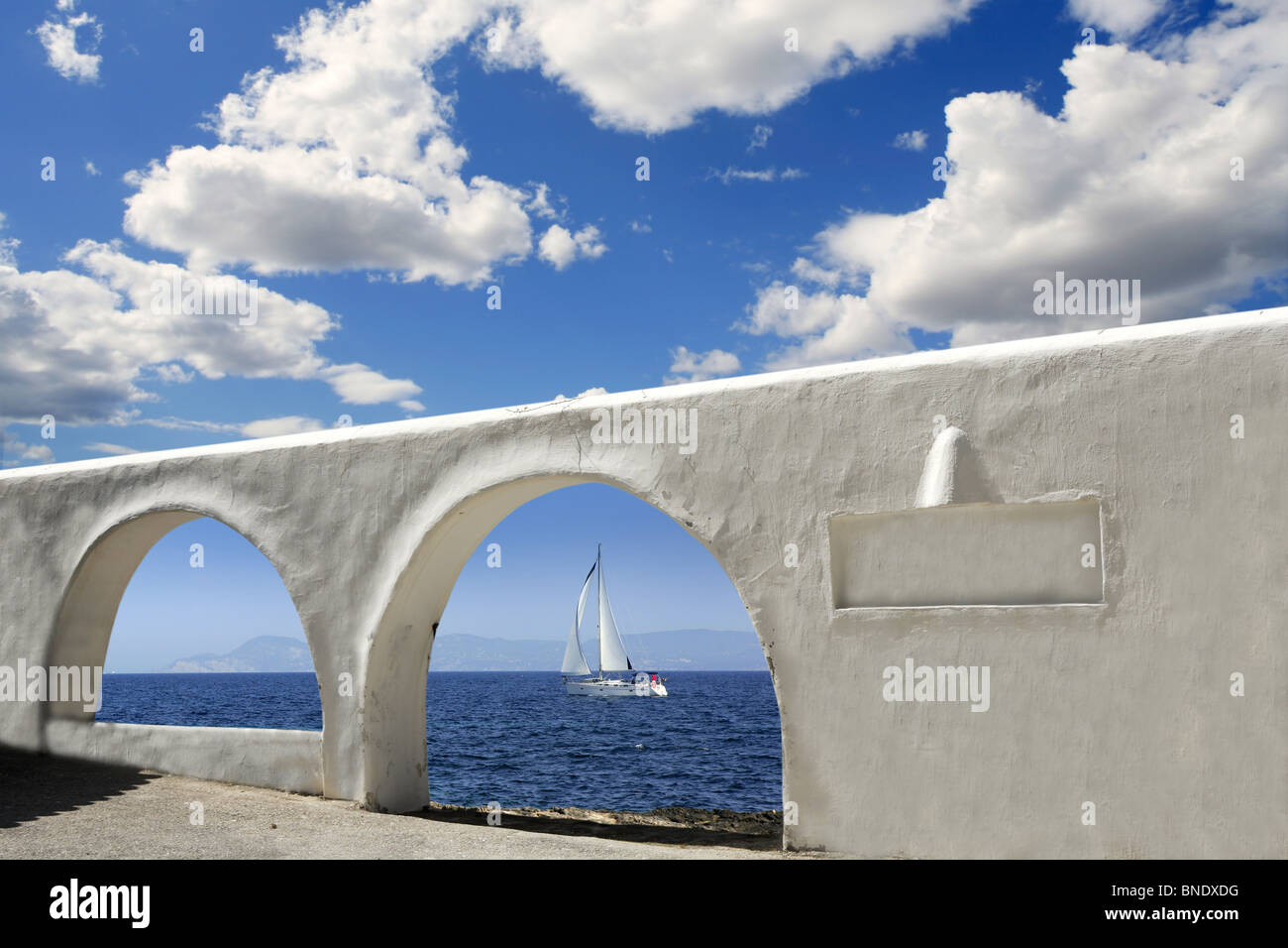 Mittelmeer-Ansicht weißen Bögen Architektur blauen Himmel Stockfoto