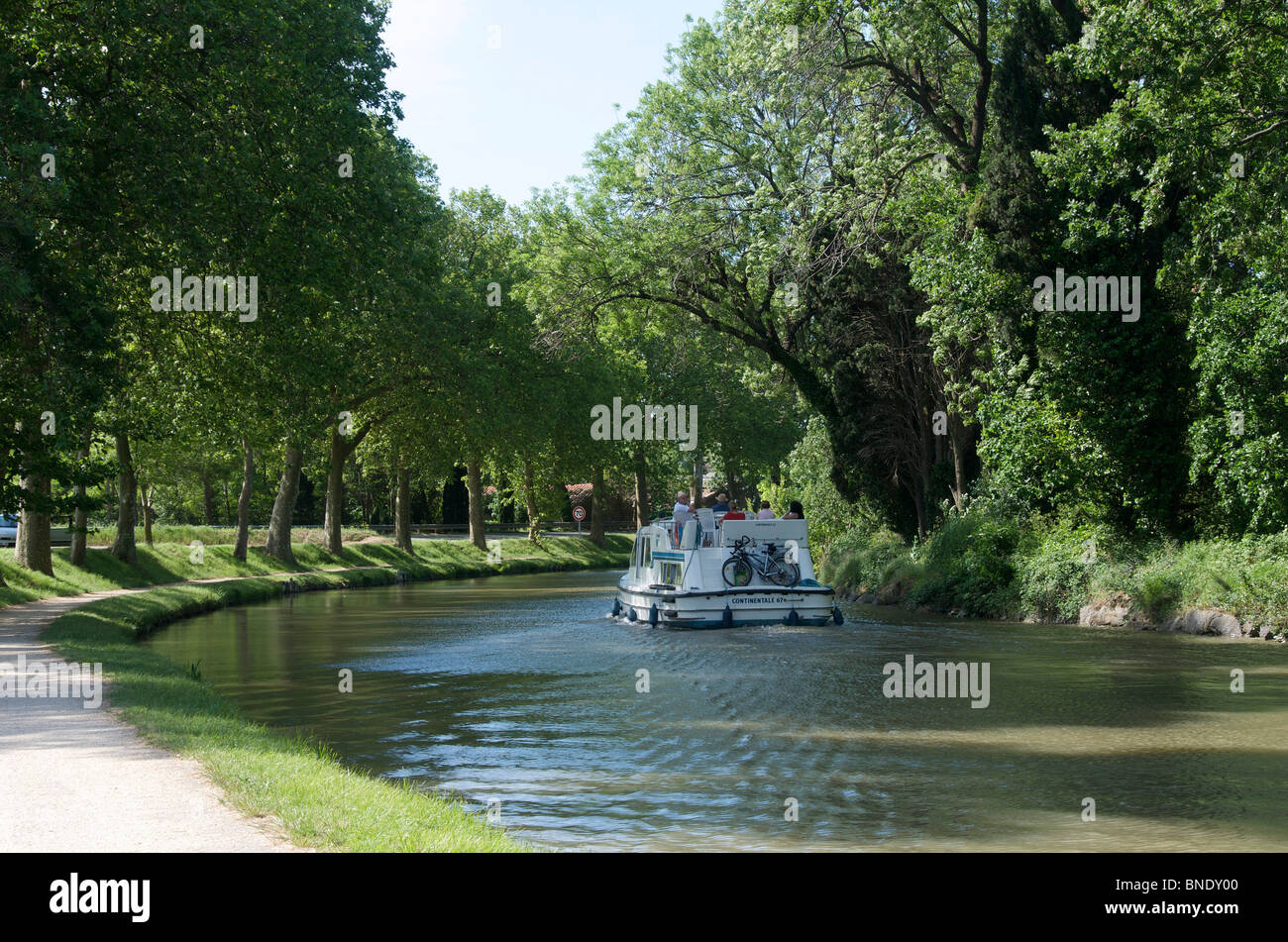 Canal du Midi im Languedoc-Roussillon, Frankreich - mit Lastkahn Kanalboot Stockfoto