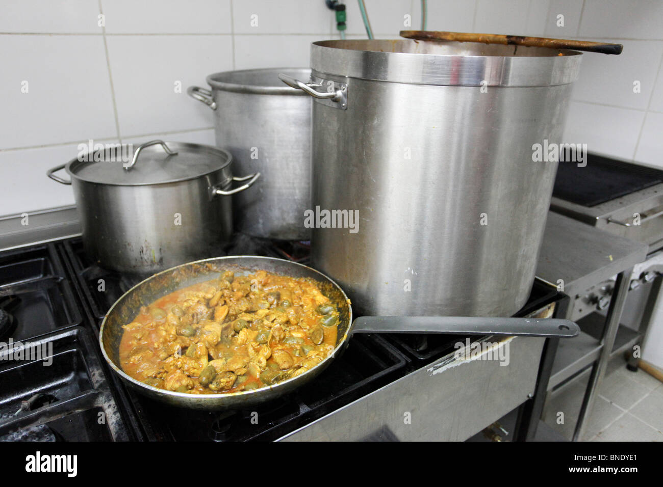 Meorav Yerushalmi (lit.) Jerusalem-Mix) Hühnerfleisch und inneren Organe simmering Stockfoto
