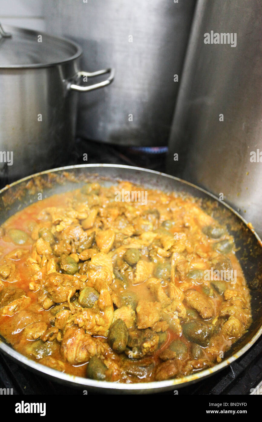 Meorav Yerushalmi (lit.) Jerusalem-Mix) Hühnerfleisch und inneren Organe simmering Stockfoto