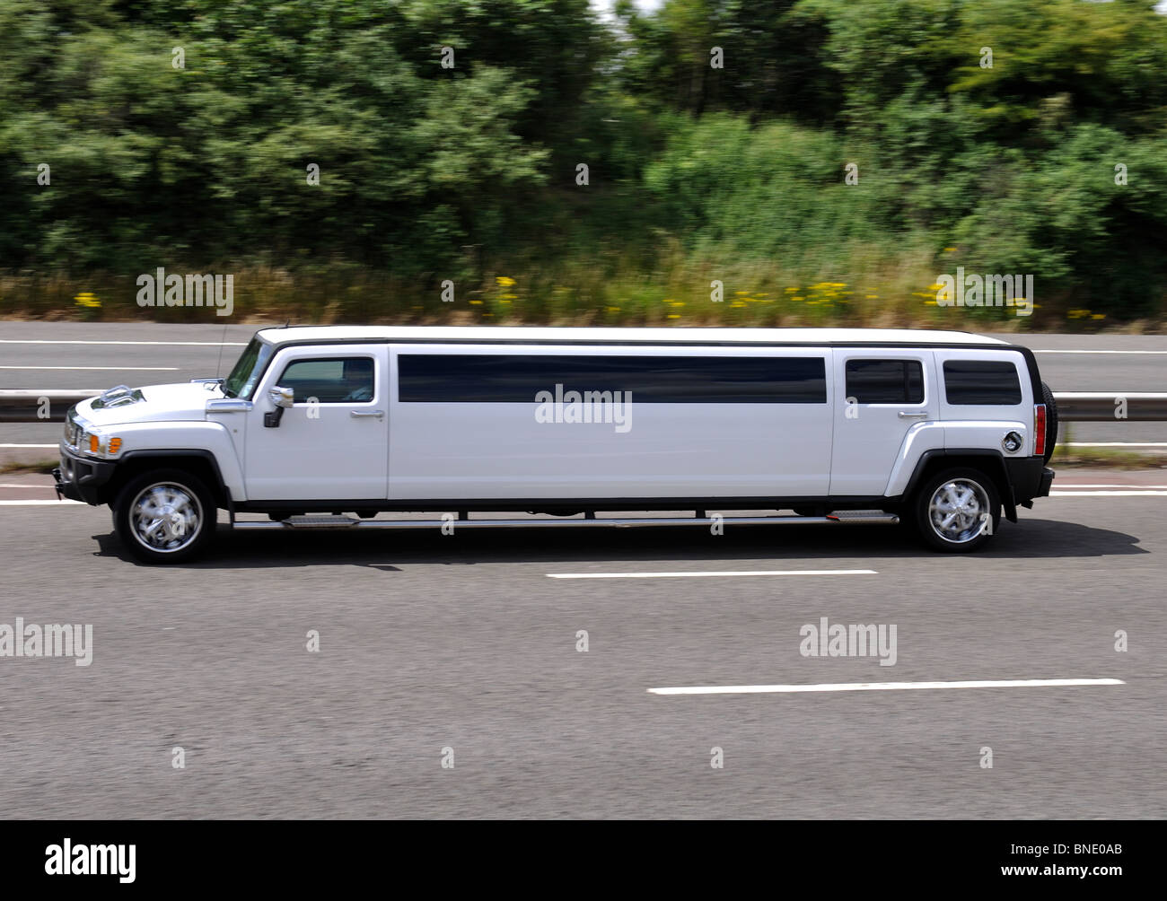 Stretch-Hummer Limousine auf Autobahn M40, Warwickshire, UK Stockfoto