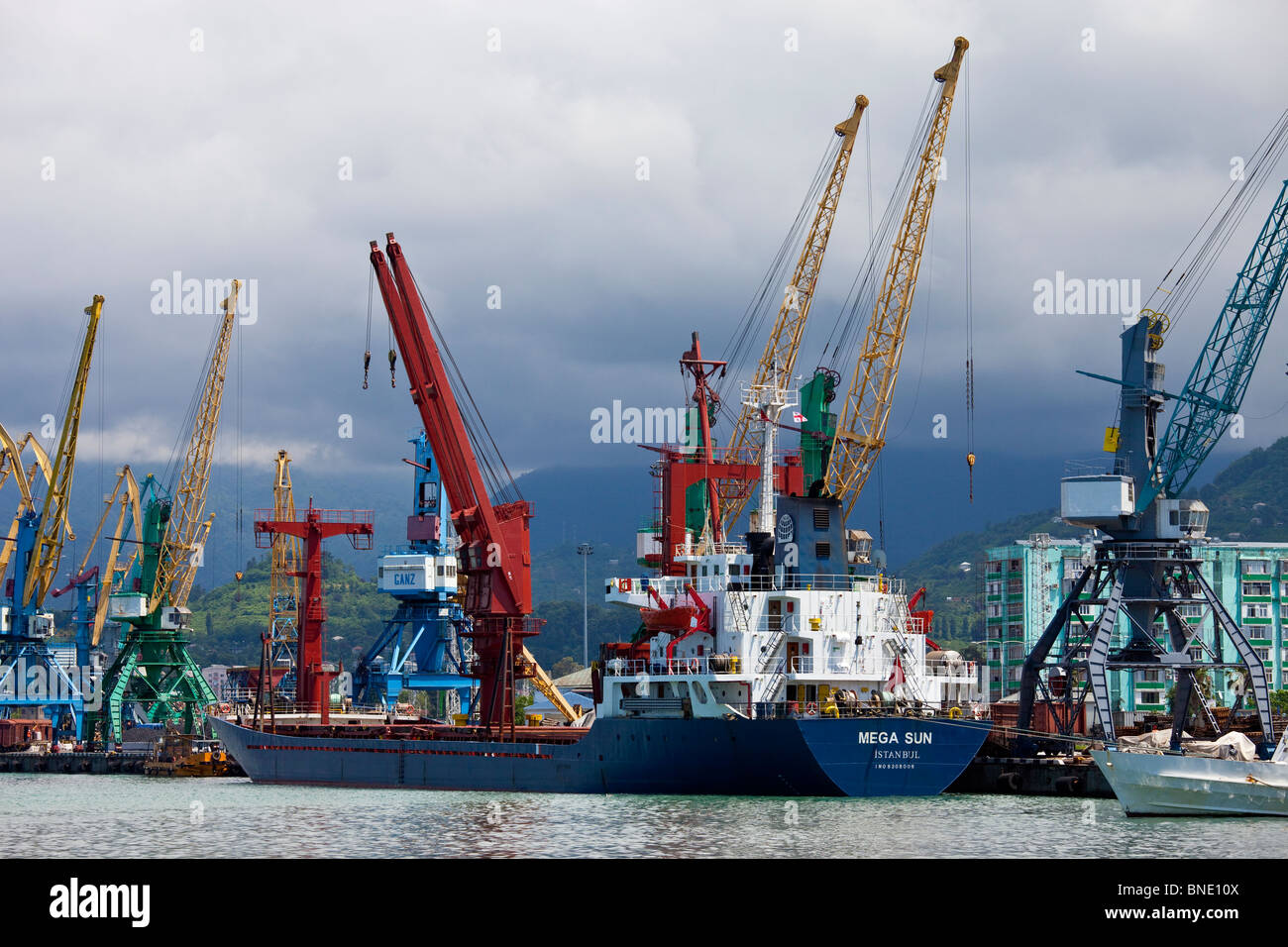 Türkisches Schiff am Hafen in Batumi, Georgien Stockfoto