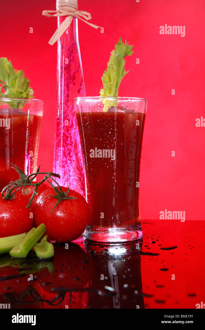 Bloody Mary cocktail Drink mit Tomaten und Sellerie Stockfoto