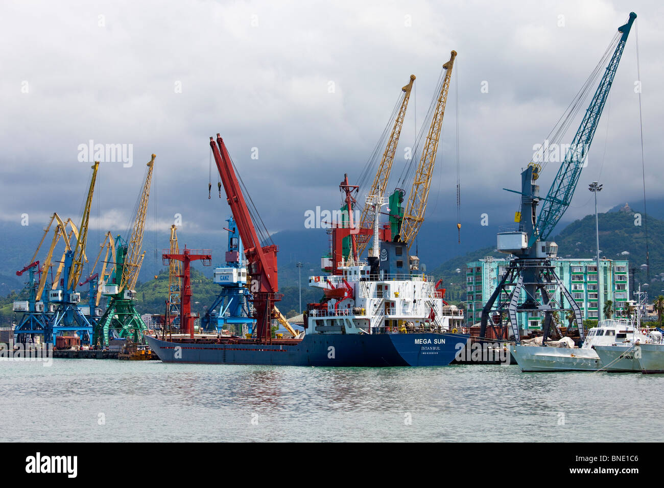 Türkisches Schiff am Hafen in Batumi, Georgien Stockfoto