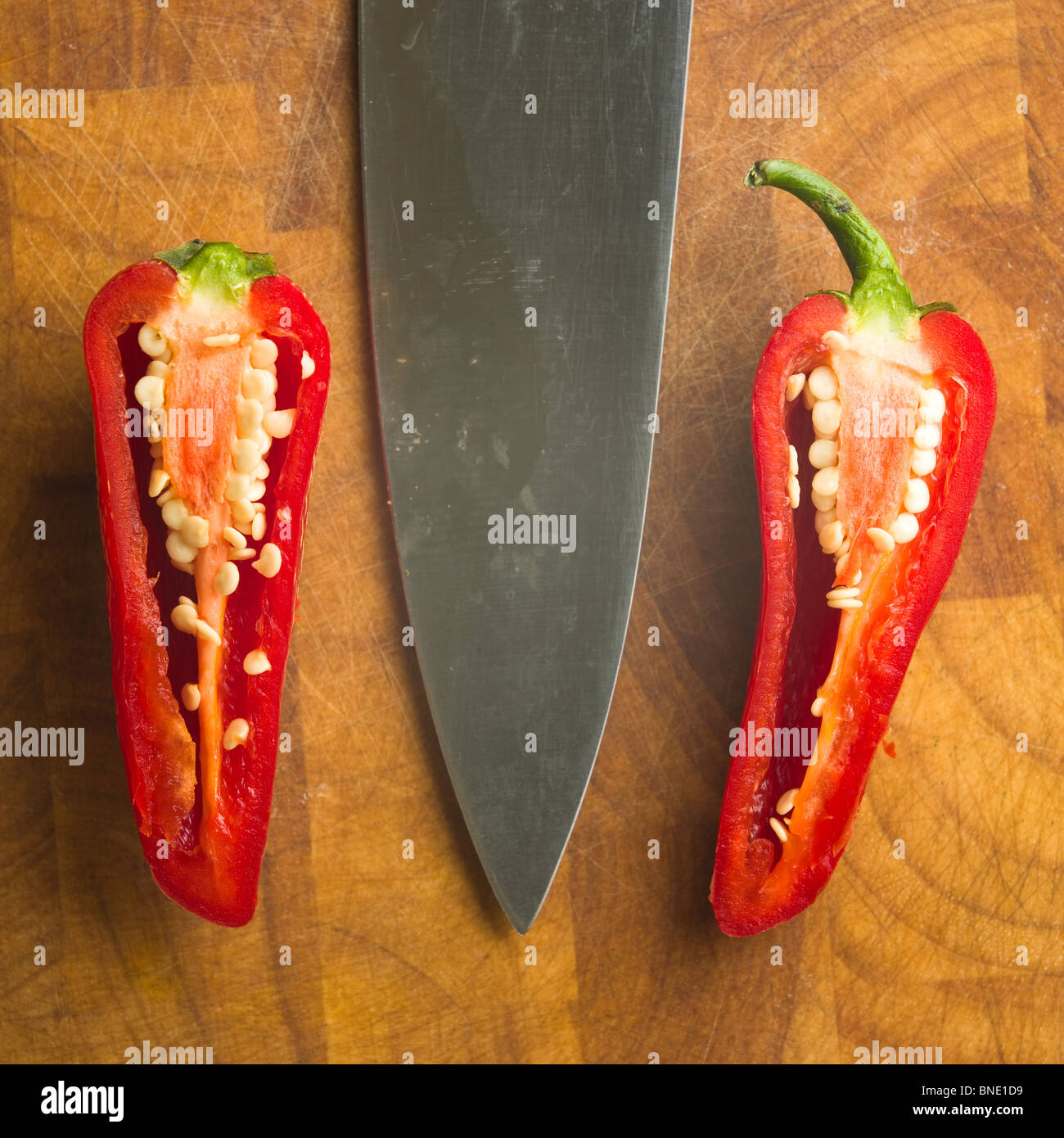 Chill in Scheiben geschnittenen Paprika mit Messer auf Bambus Hackstock Stockfoto