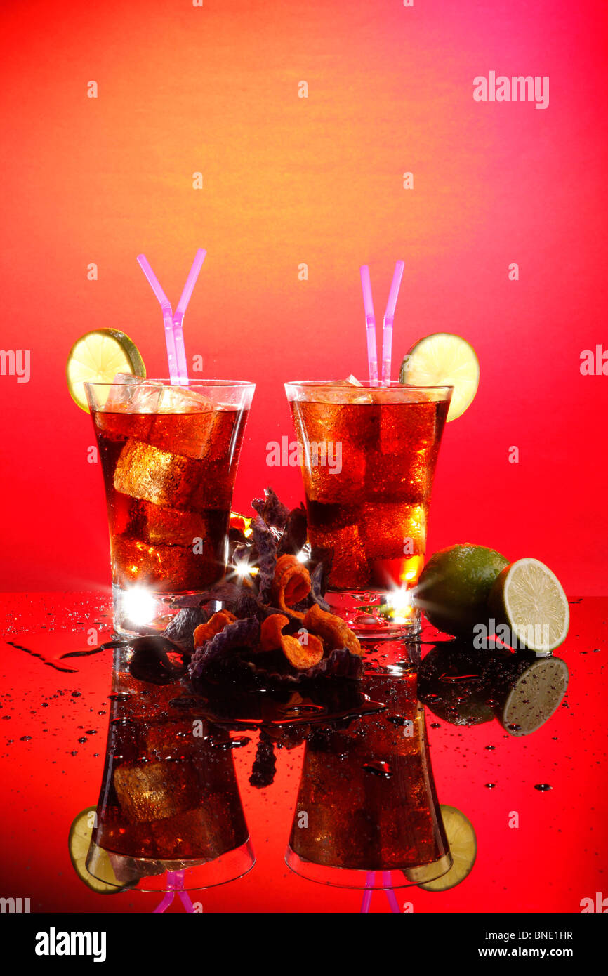 Rum und Cola - Cuba Libre - mit exotischen chips Stockfoto