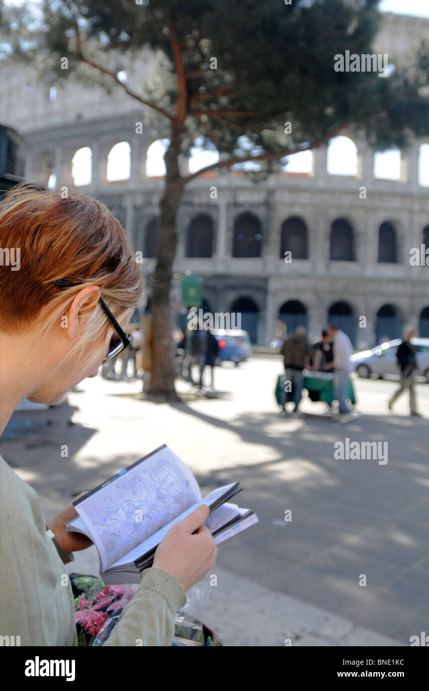 Weibliche Touristen mit Ratgeber, Kolosseum, Rom, Italien Stockfoto
