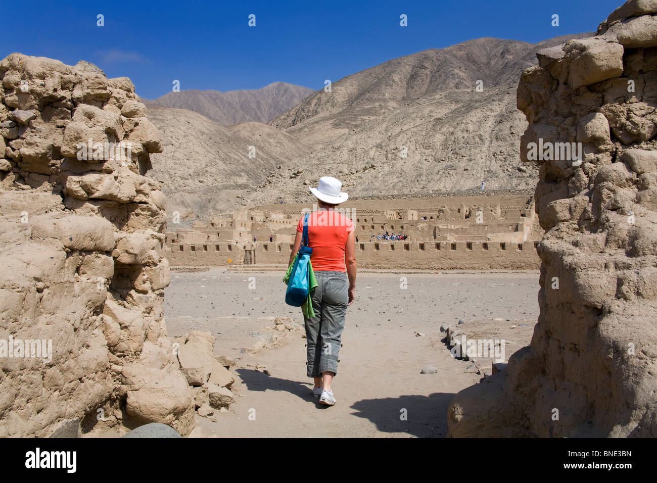 Tourist in einer archäologischen Stätte, Tambo Colorado, Pisco, Ica Region, Peru Stockfoto