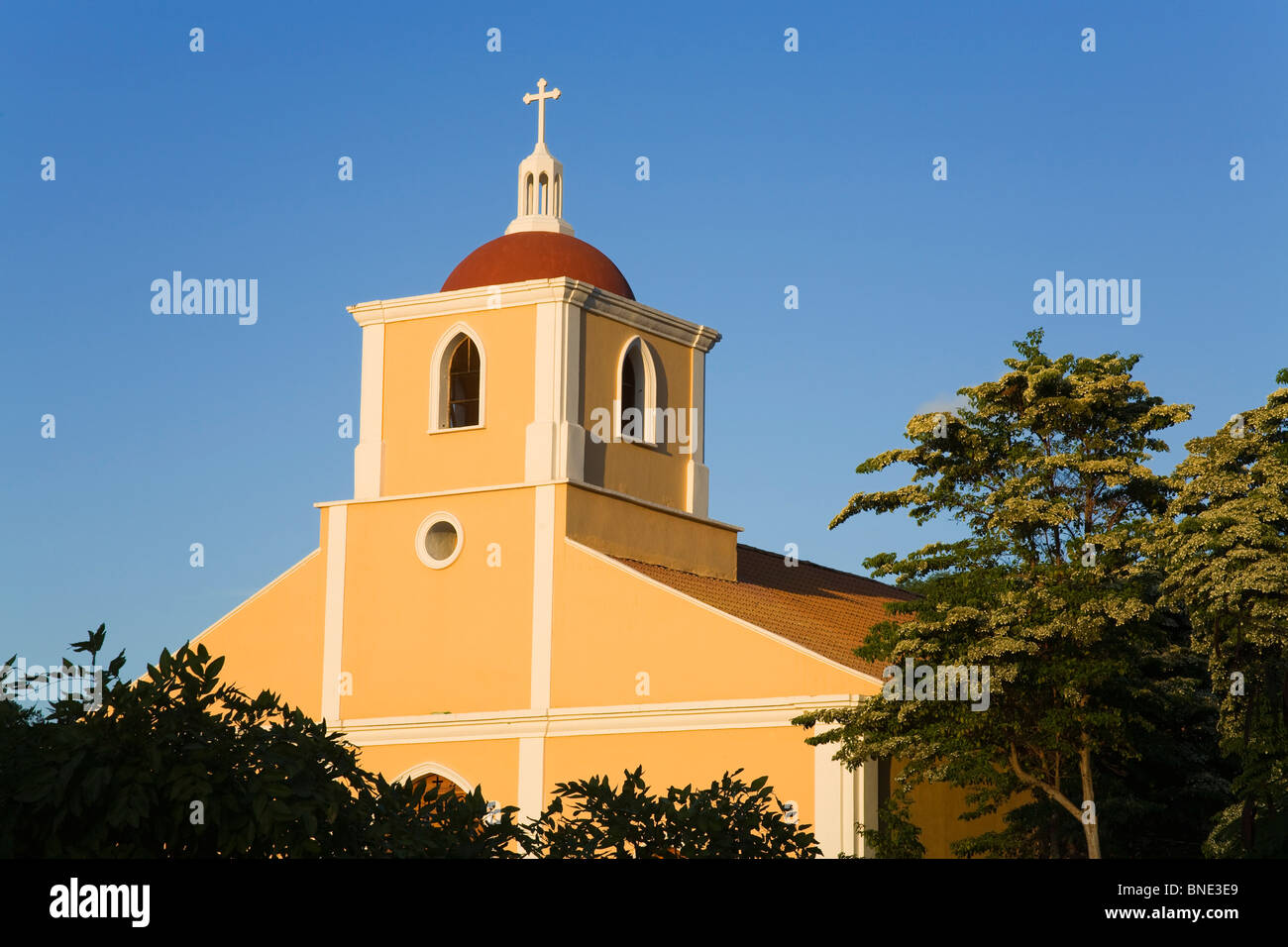 Niedrigen Winkel Ansicht einer Kirche, die Kirche San Juan Bautista, San Juan Del Sur, Nicaragua Stockfoto