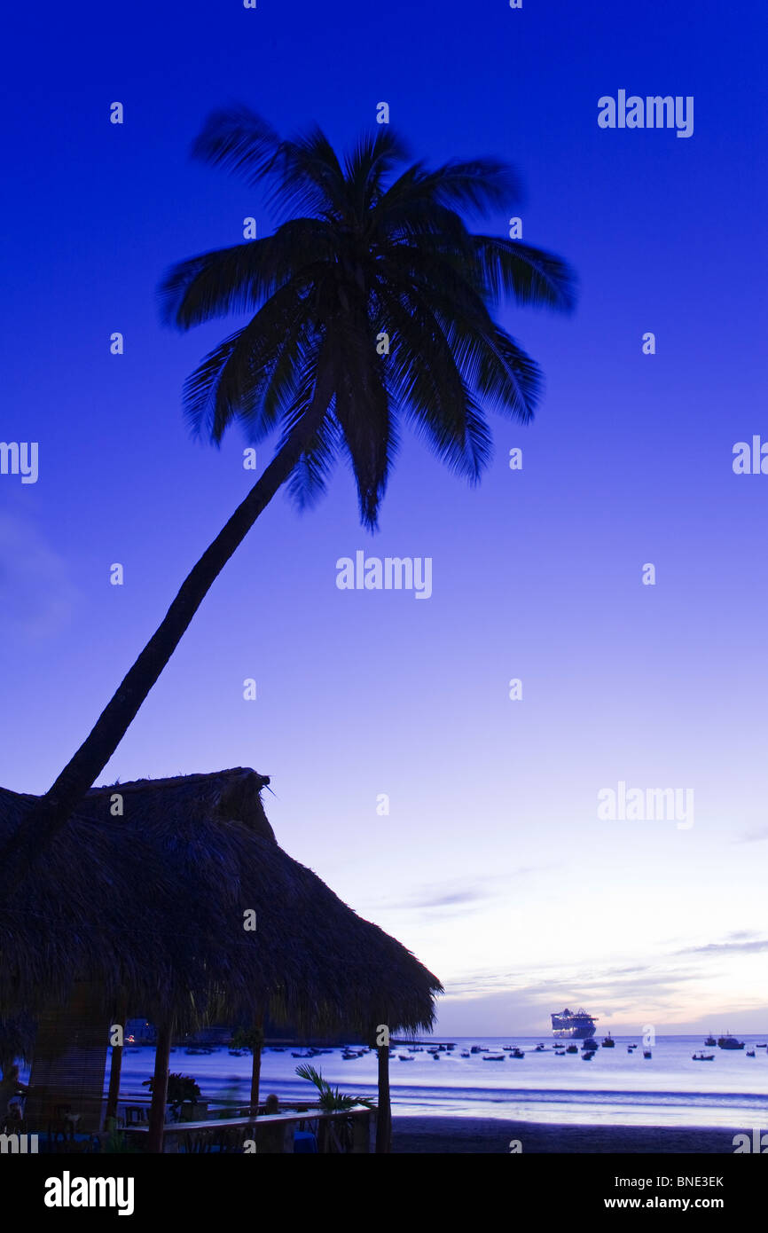 Palm-Baum und eine Bar am Strand bei Sonnenuntergang, San Juan Del Sur, Nicaragua Stockfoto
