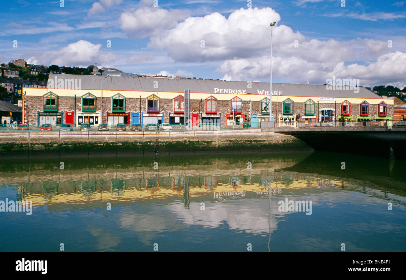 Reflexion eines Gebäudes in Wasser, Penrose Wharf, Cork, County Cork, Irland Stockfoto