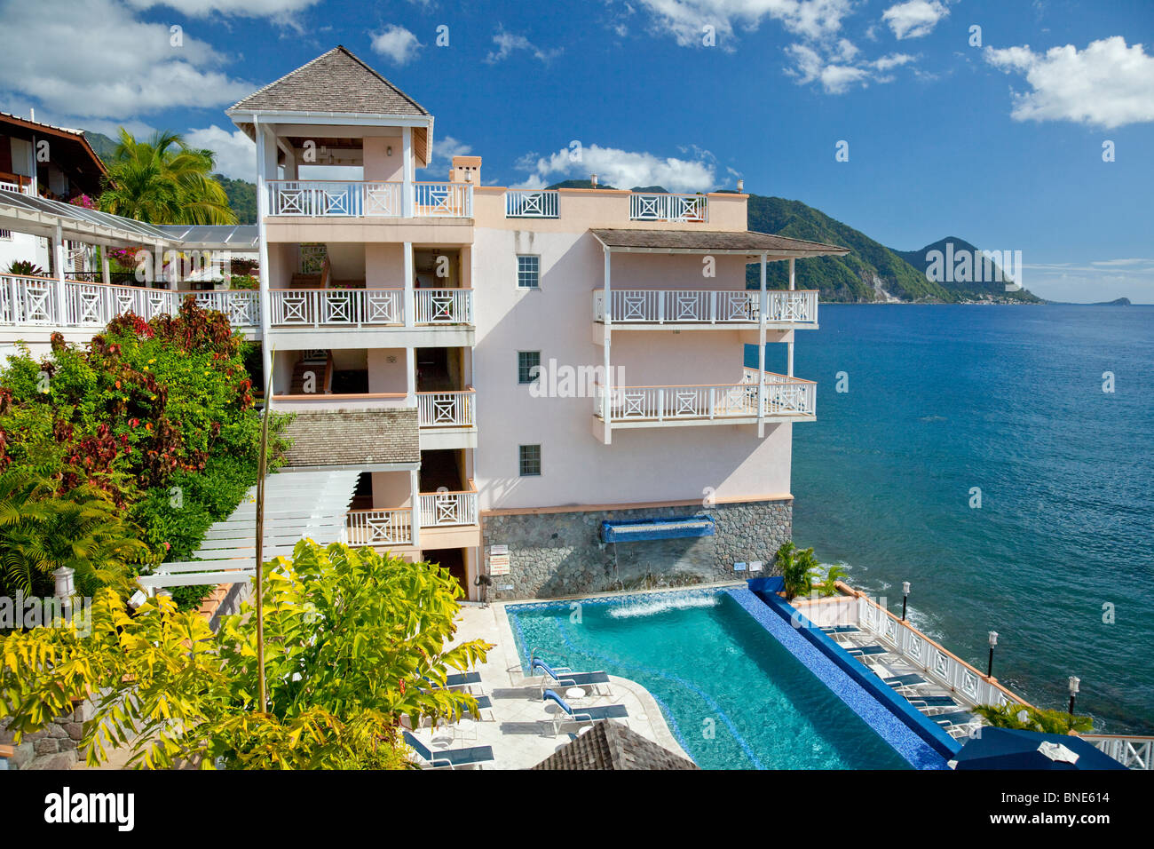 Der Poolbereich im Fort Young Hotel Resort in Roseau, Dominica, West Indies. Stockfoto