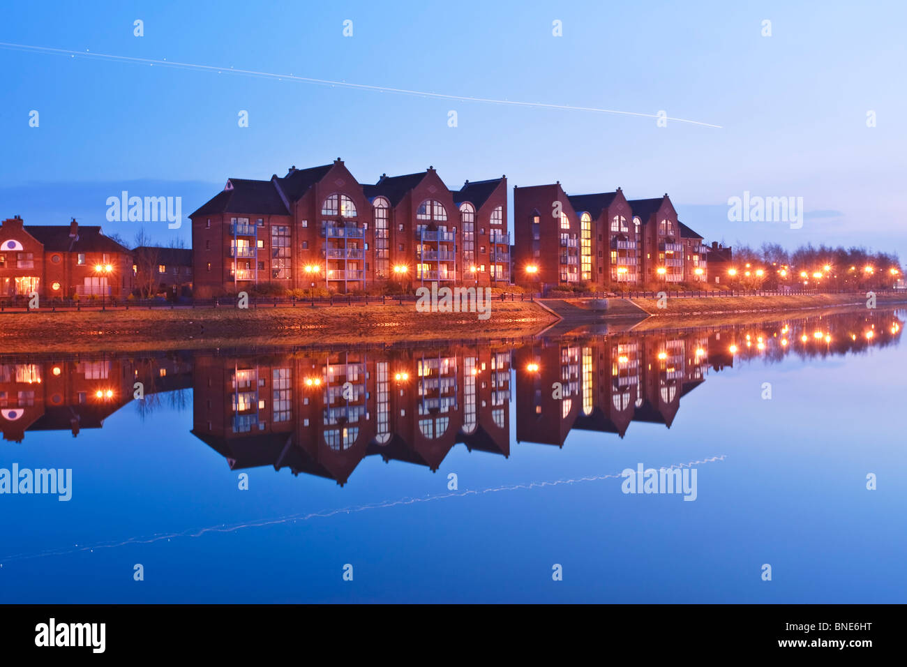 Häuserzeile Neustadt spiegelt sich im Wasser des Flusses Lagan, Belfast, Nordirland Stockfoto