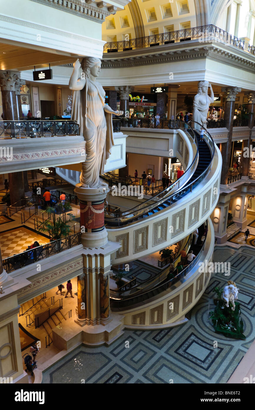 Caesars Palace Las Vegas Shopping Malleingang mit Wendeltreppe Menschen Träger und Statuen Stockfoto