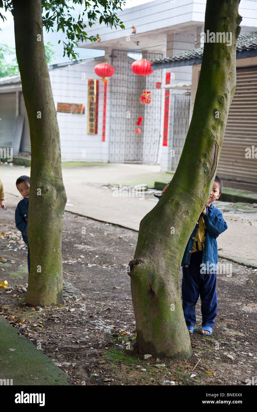 Kinder spielen in der Nähe von Guilin in der Provinz Guangxi, China Stockfoto