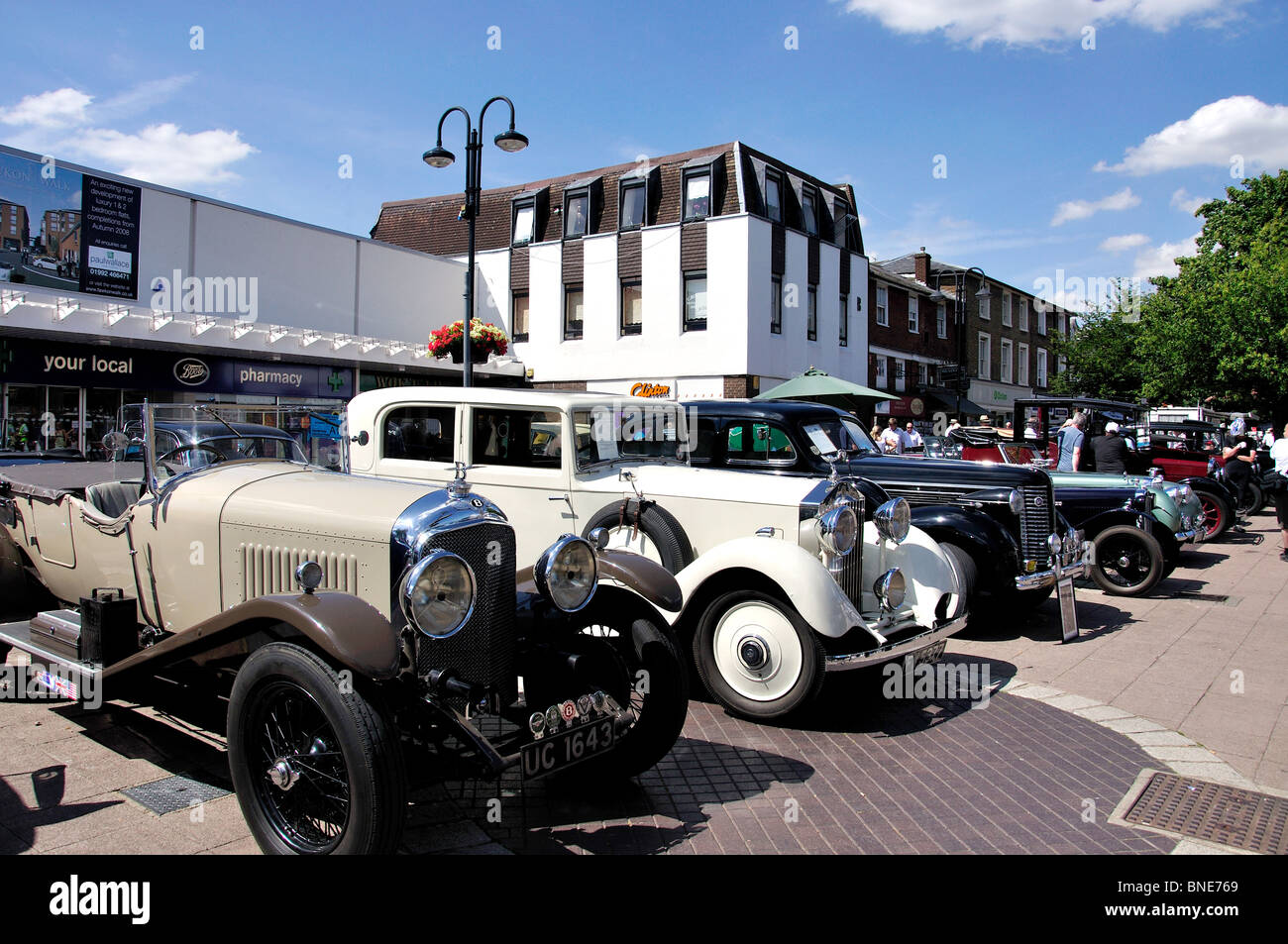 Classic Car Rally im Stadt Zentrum, Hoddesdon, Hertfordshire, England, Vereinigtes Königreich Stockfoto