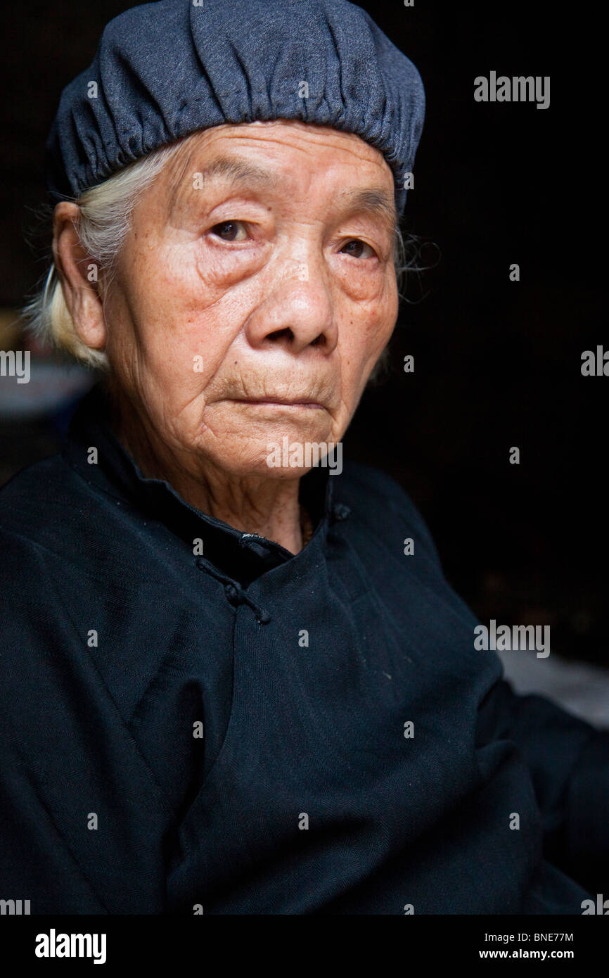 Ältere Frau in Xingping, Provinz Guangxi, China Stockfoto