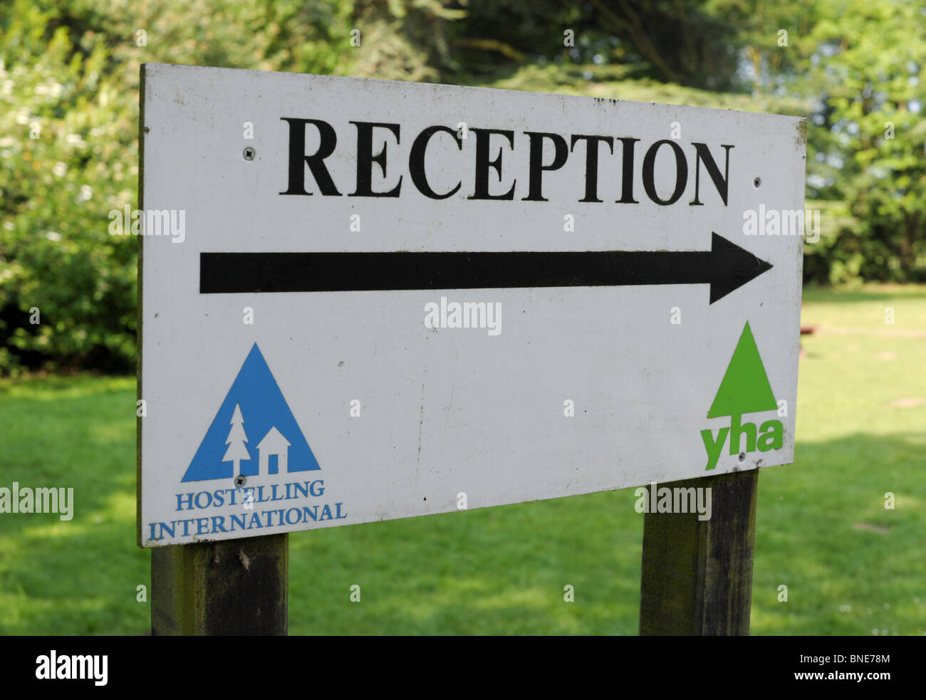 YHA Rezeption Schild mit einem Pfeil und Logos auf es draußen auf dem Gelände der Jugendherberge-Youth hostel Stockfoto