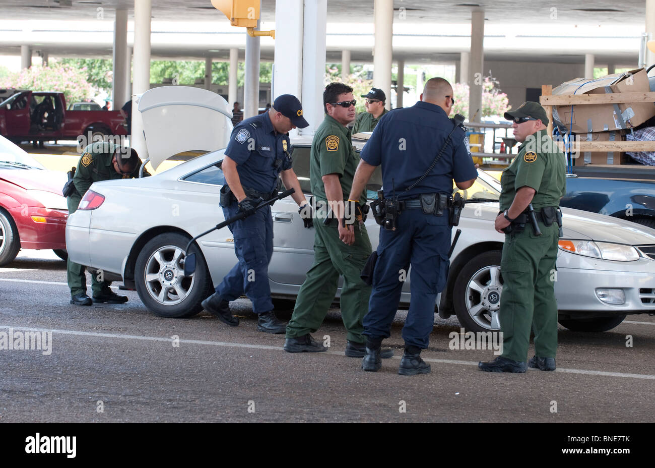 US-FBI-Agenten von Customs and Border Patrol inspizieren Fahrzeuge ging nach Mexiko in Laredo, Texas, Zollhafen Stockfoto