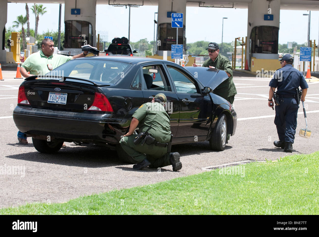 US-FBI-Agenten von Customs and Border Patrol inspizieren Fahrzeuge ging nach Mexiko in Laredo, Texas, Zollhafen Stockfoto