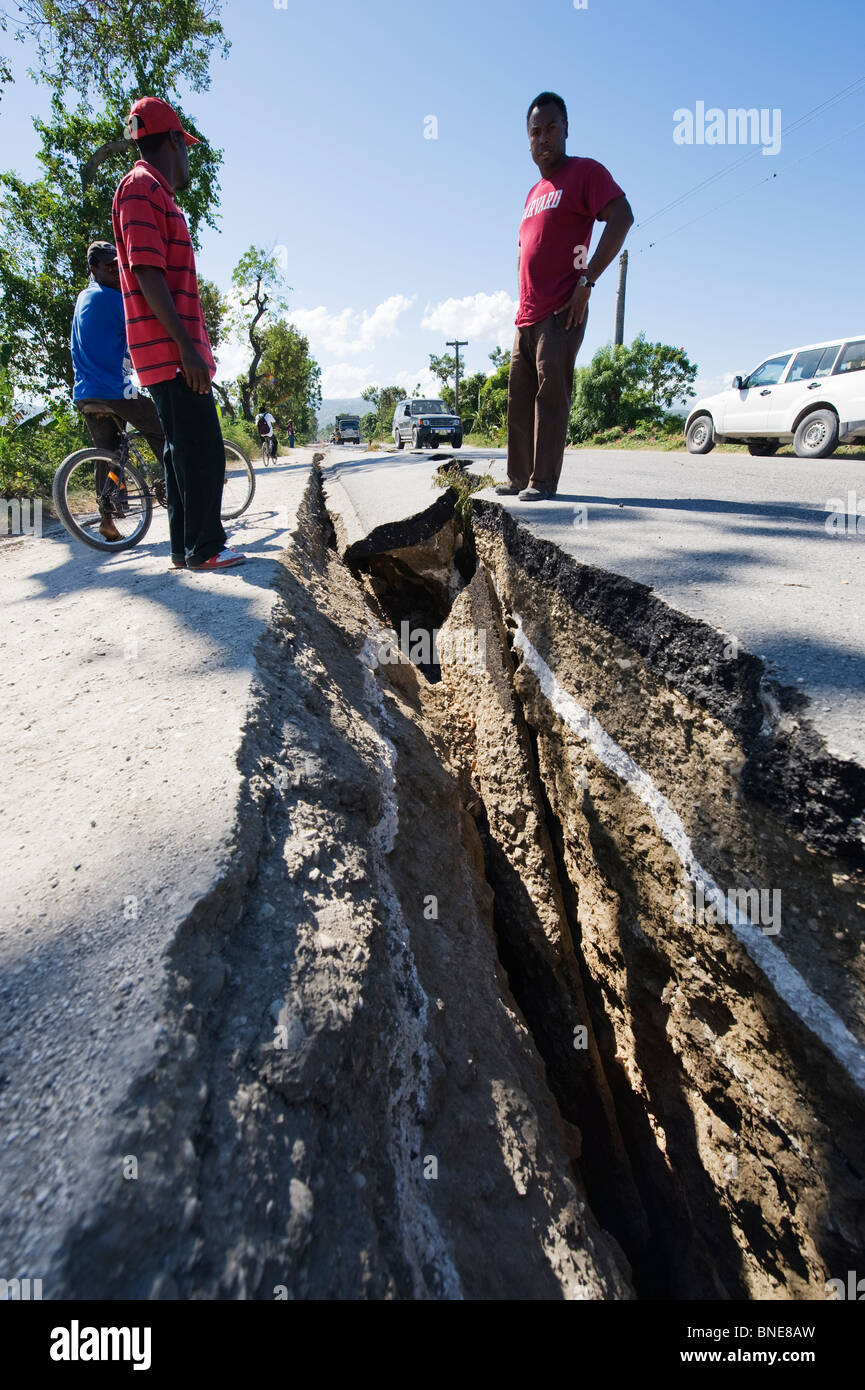 Erdbeben-Risse auf der Straße zwischen Port-au-Prince und Léogâne, Epizentrum des Erdbebens, Januar 2010, Haiti, Karibik Stockfoto