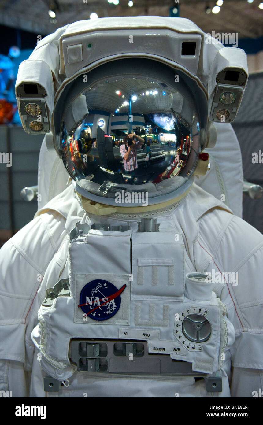 Des Astronauten Helm und Anzug im Space Center in Houston, Texas, Nordamerika, USA Stockfoto