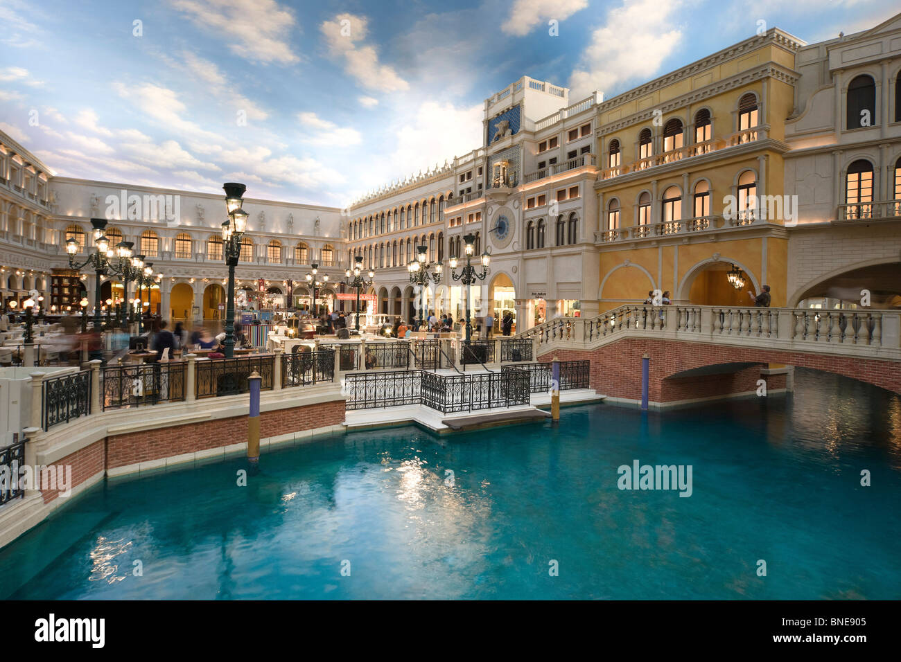 Das Venetian Las Vegas - Replik Venedig Einstellung. Kanal-Wasser-Funktion mit Gondeln. Piazza San Marco Restaurants. Stockfoto