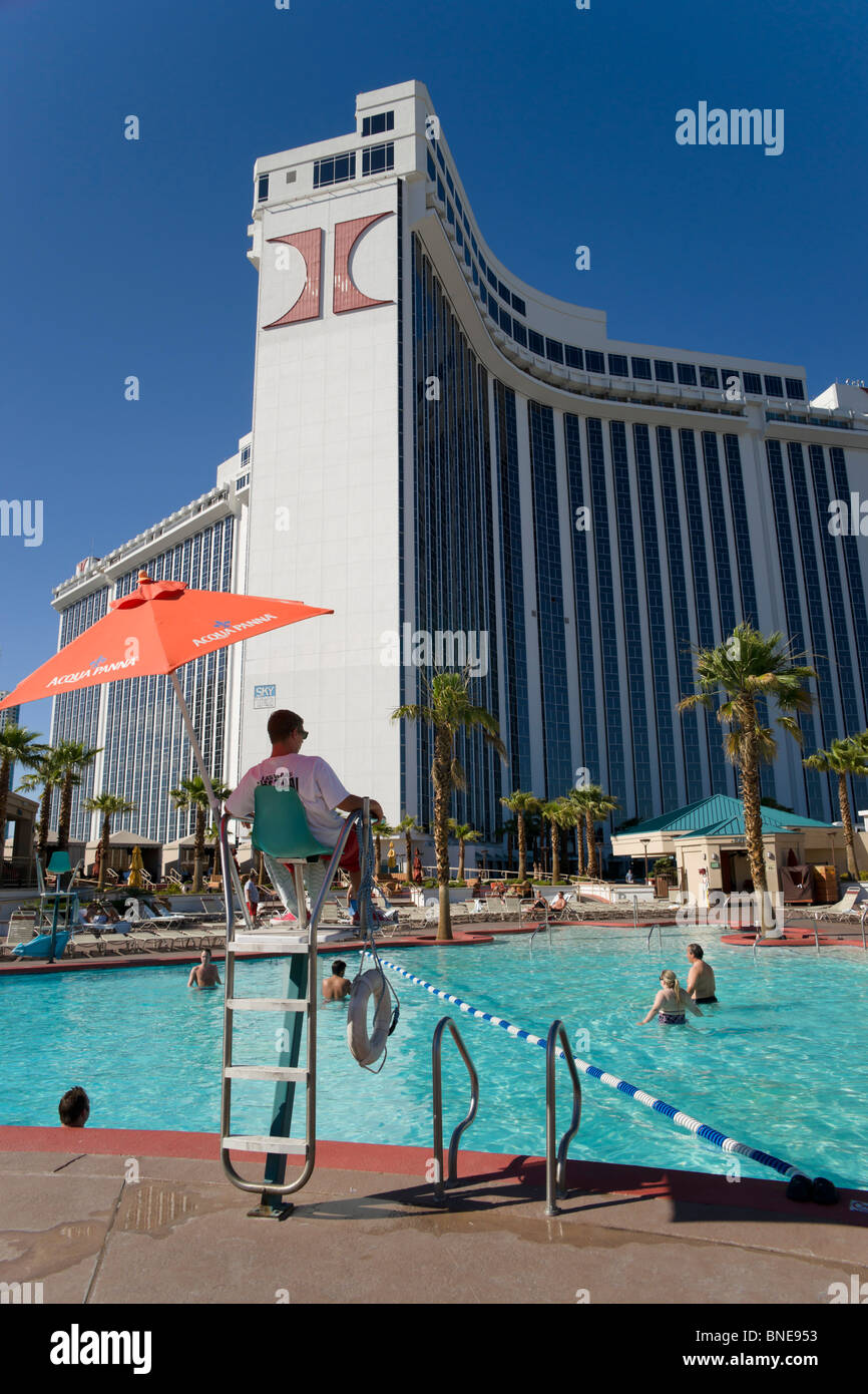 Las Vegas Hilton - Swimmingpools im Freien mit jungen Bademeister Stockfoto