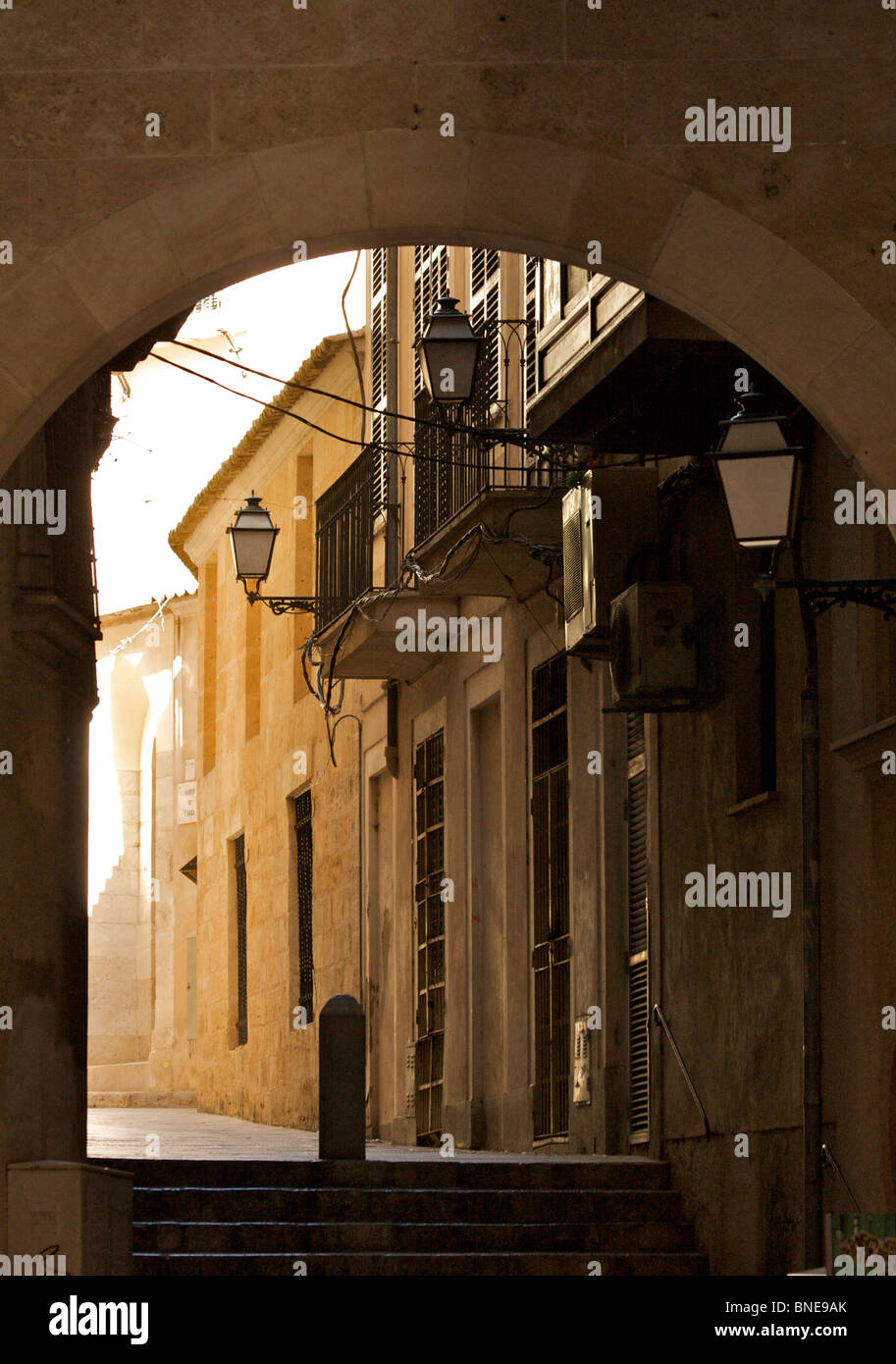 Schattigen Gang - Calle können Cifre - mit Treppe vom Paseo Born, Calle San Gaieta gewölbt Stockfoto