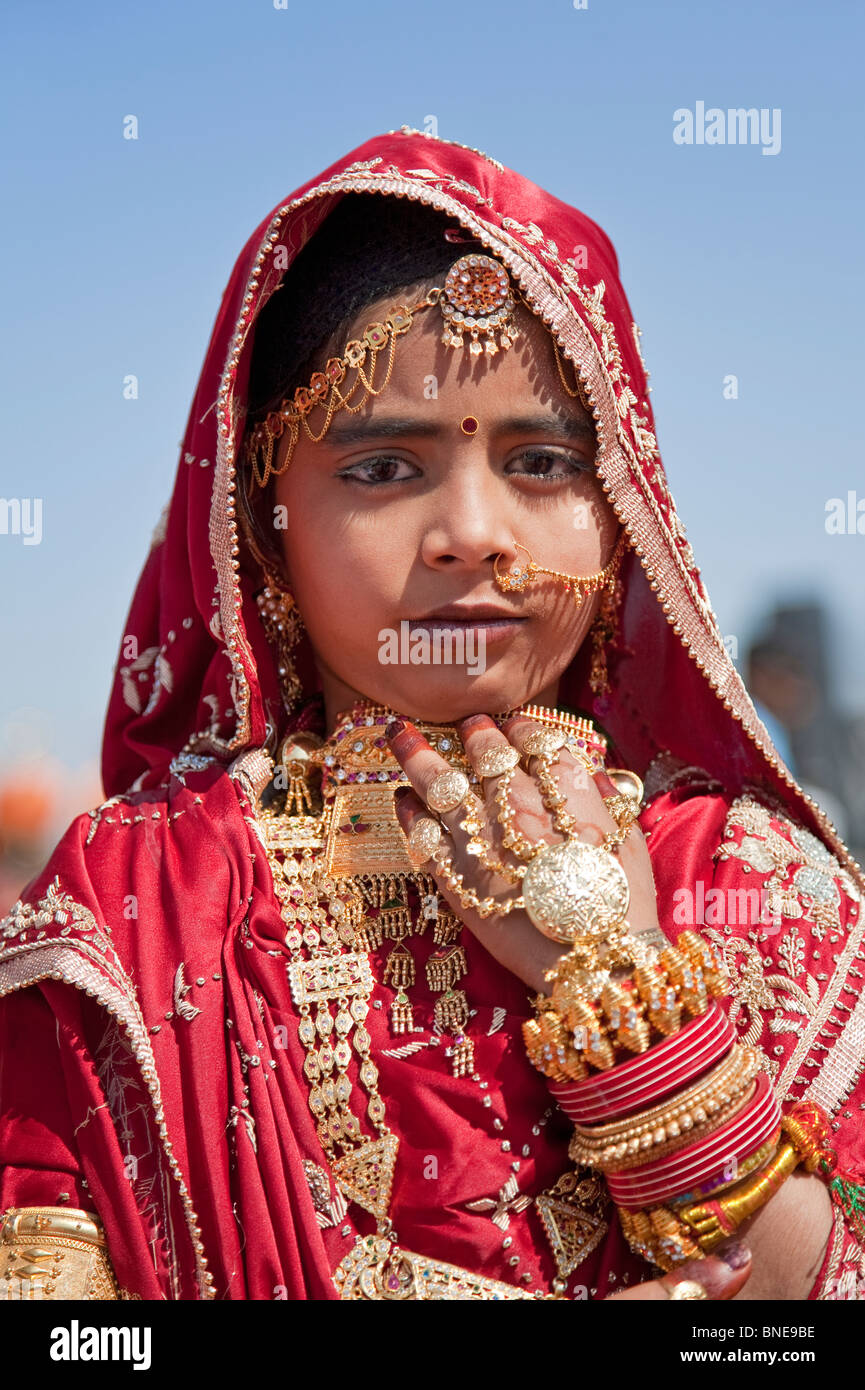 Indische Mädchen in traditionellen Kostümen. Jaisalmer Festival. Rajasthan. Indien Stockfoto