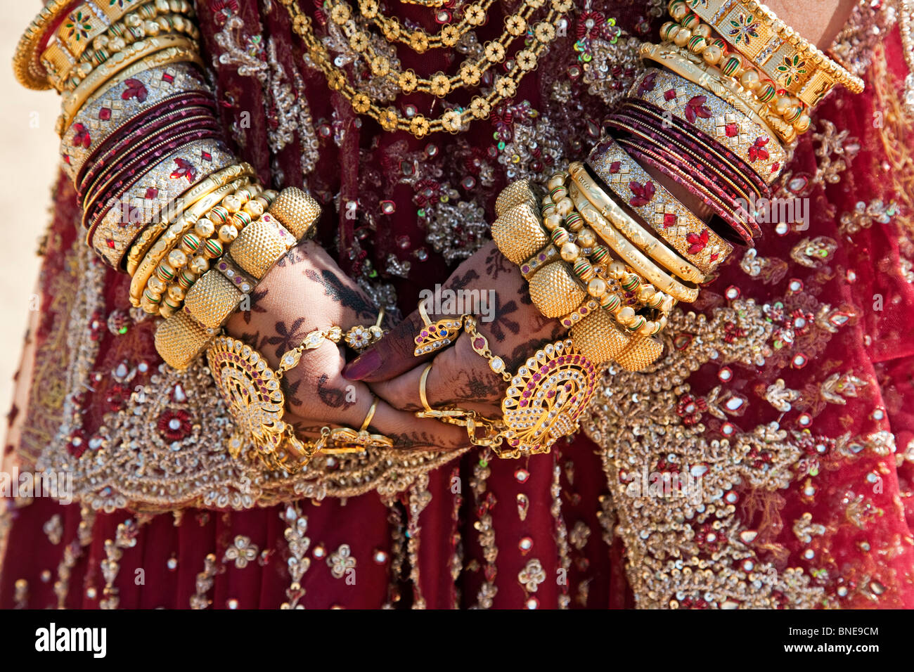 Indische Braut mit traditionellen Schmuck. Jaisalmer. Rajasthan. Indien Stockfoto