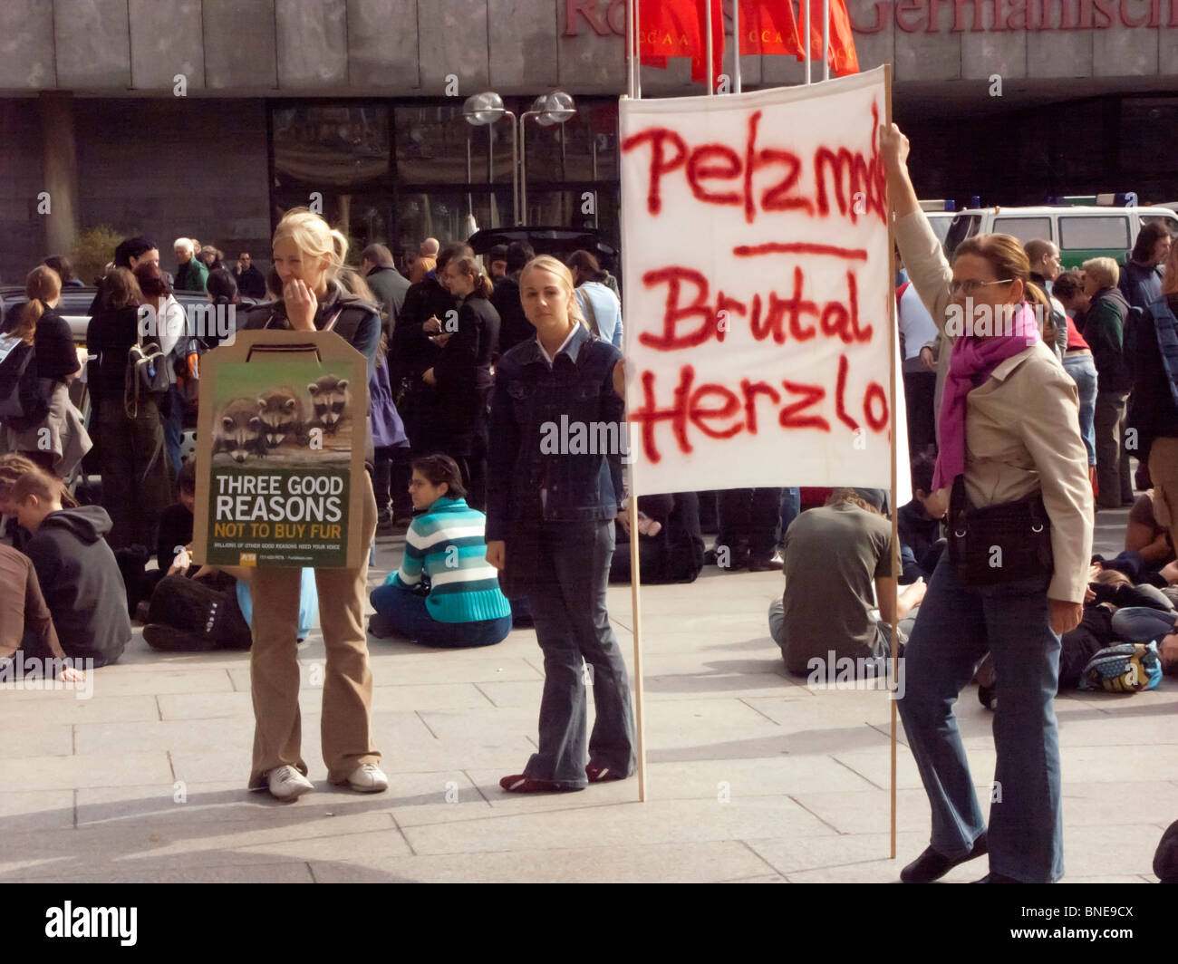 Anti-Pelz-Handel Demonstranten vor Kölner Dom, Deutschland, Oktober 2004 Stockfoto