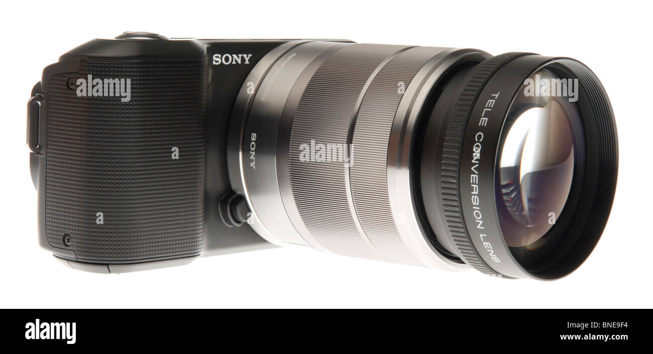 Sony Alpha NEX-System - NEX-3 mit Zoom-Objektiv und ein low-cost Tele-Konverter hinzugefügt vor Stockfoto