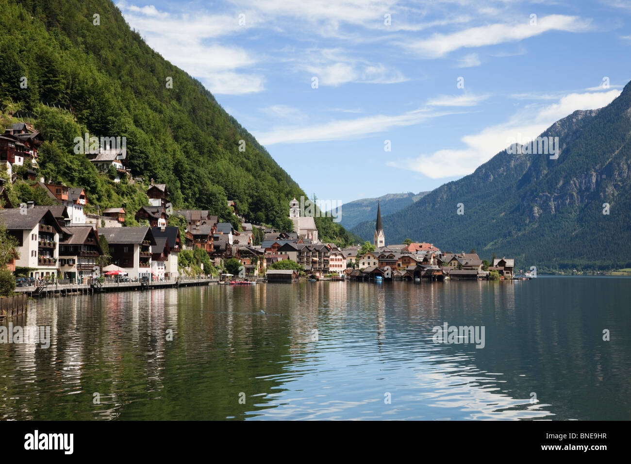 Hallstatt, Salzkammergut, Oberösterreich. Blick über See Traun, Weltkulturerbe Stadt am See in den österreichischen Alpen Stockfoto