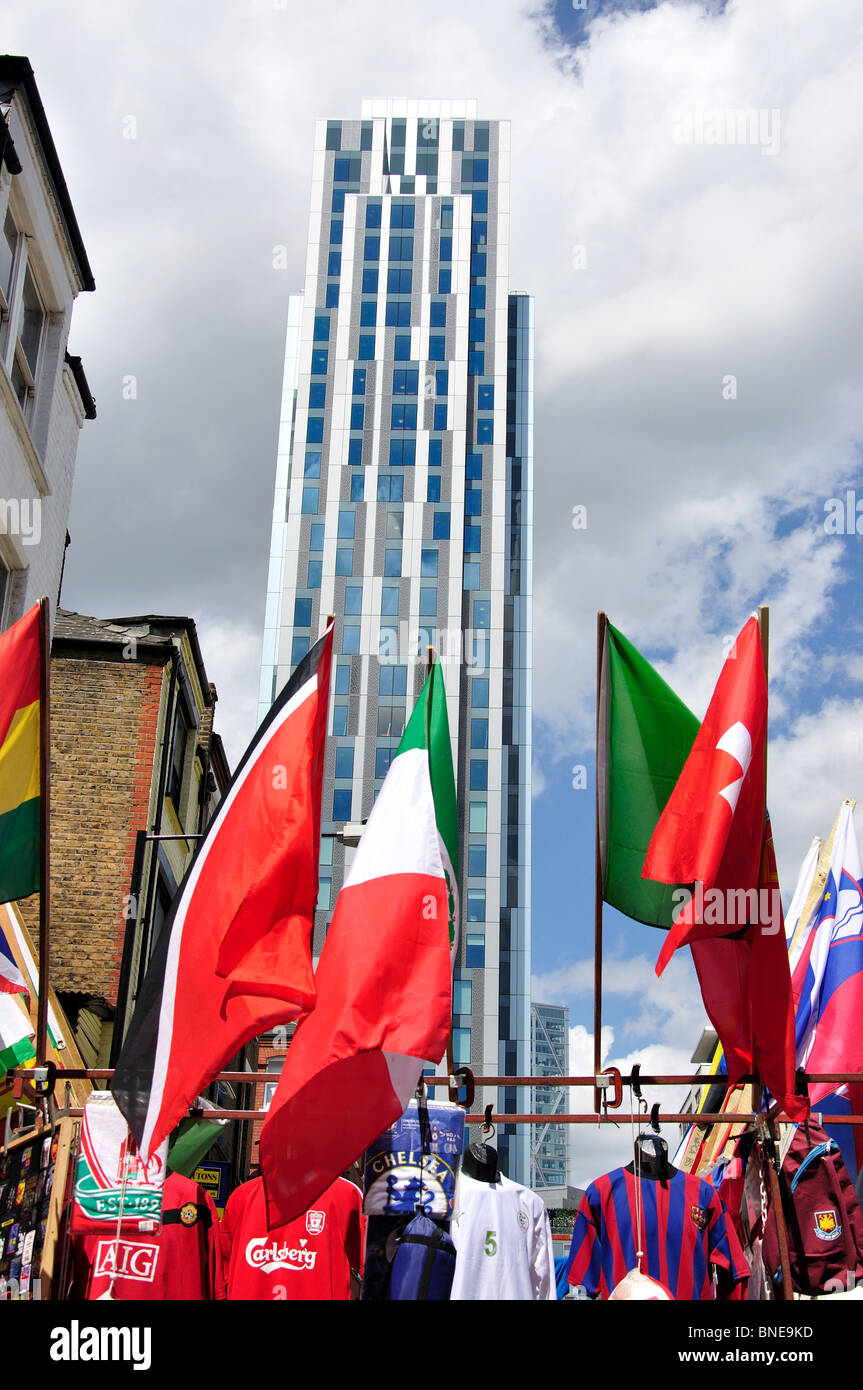 Tower Block von der Petticoat Lane Market, Spitalfields, im Londoner Stadtteil Tower Hamlets, London, England, Vereinigtes Königreich Stockfoto