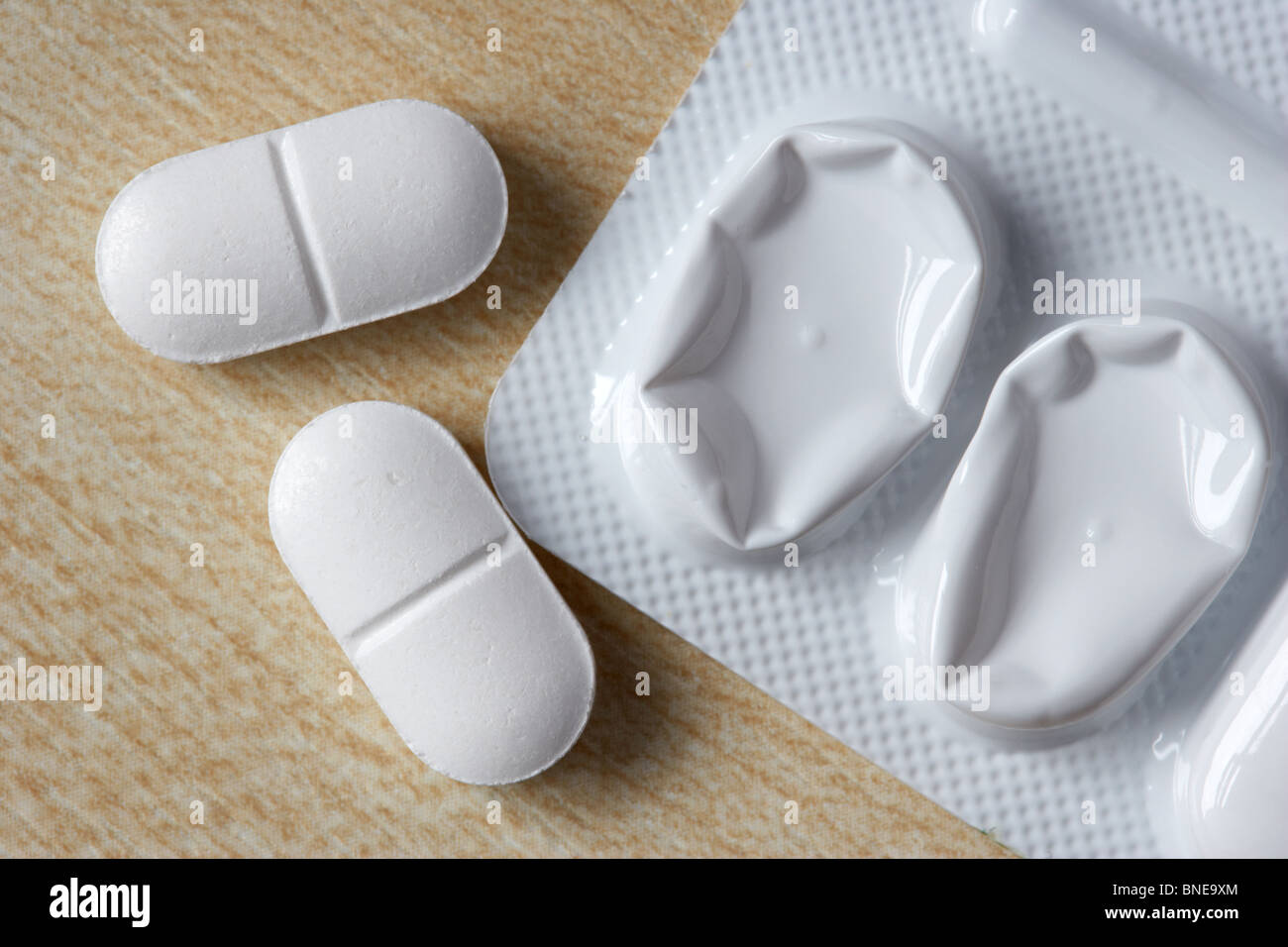 zwei Paracetamol Kopfschmerztabletten einer Blisterpackung 8 entnommen Stockfoto