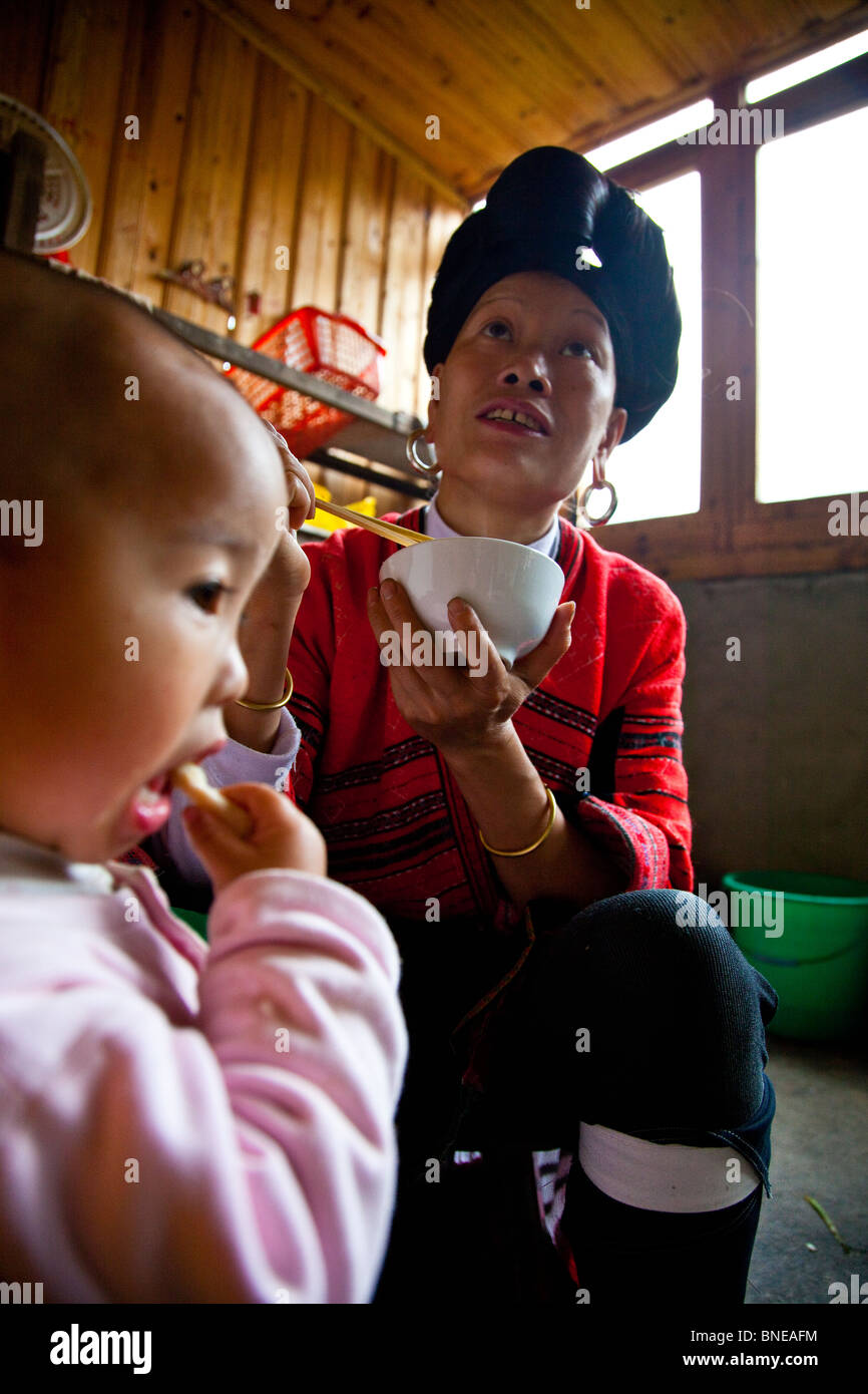 Yao-Mutter und Baby in Dazhai Village, Longsheng, Provinz Guangxi, China Stockfoto