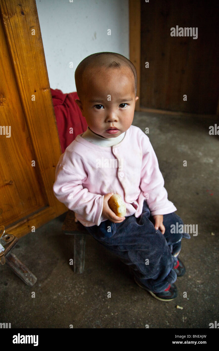 Yao Babymädchen in Dazhai Village, Longsheng, Provinz Guangxi, China Stockfoto